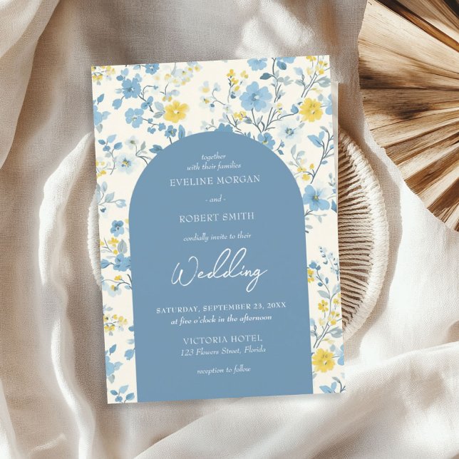 Convites Chic Boho - Arco de flores azuis e amarelas de alg (Chic Boho blue and yellow cottage flowers arch Invitation)