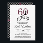 Convites Chic Burgundy 60 e Sassy | 60.a Festa de aniversár<br><div class="desc">Um convite para fotos de 60 anos, elegante, que você pode personalizar e enviar para a sua sexagésima festa de aniversário. As palavras "60 e Sassy" em brilho preto e burgundy são usadas na tipografia moderna. Há um padrão geométrico preto-e-branco na parte de trás da carta com fitas brilhantes de...</div>