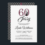 Convites Chic Burgundy 60 e Sassy | 60.a Festa de aniversár<br><div class="desc">Um convite para fotos de 60 anos, elegante, que você pode personalizar e enviar para a sua sexagésima festa de aniversário. As palavras "60 e Sassy" em brilho preto e burgundy são usadas na tipografia moderna. Há um padrão geométrico preto-e-branco na parte de trás da carta com fitas brilhantes de...</div>