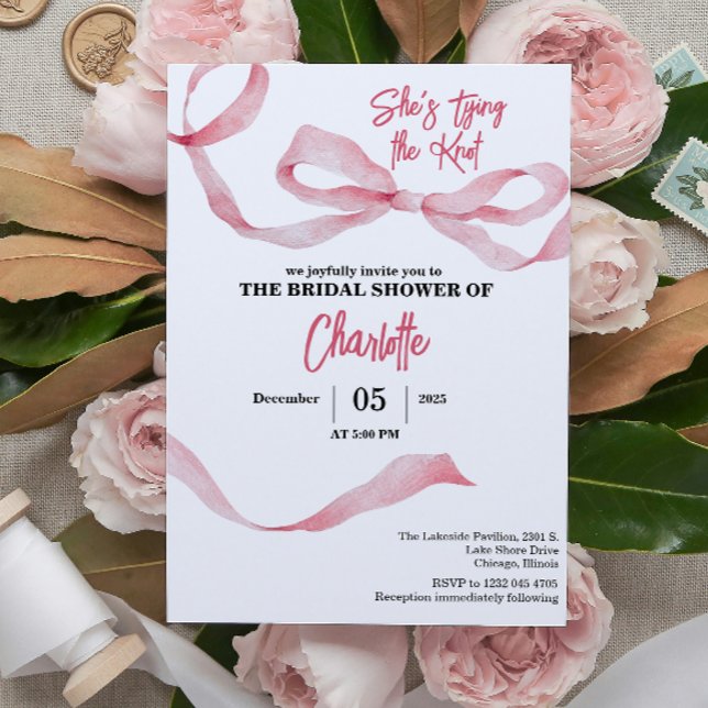 Convites Chic Minimal She's Tying the Knot Bridal Shower  (she's tying the knot pink bridal shower elegant minimal feminine typography whimsical simple)