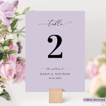 Convites Chic, Número Mínimo de Tabela de Casamento Roxo de<br><div class="desc">Elevem sua recepção de casamento com nossos números coordenativos, projetados para misturar minimalismo moderno com elegância romântica. Cada peça apresenta detalhes delicados de caligrafia que captam graciosamente a essência do seu dia especial. Cartão de número de tabela em um tom roxo de lavanda bonito. Feito com cuidado, esses números de...</div>