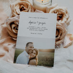 Convites Chic Simples | Casamento Fotográfico<br><div class="desc">Este doce e simples convite de casamento apresenta a sua foto pessoal favorita,  além de um elegante roteiro moderno e texto para um design preto e branco que ajustado qualquer estilo.</div>
