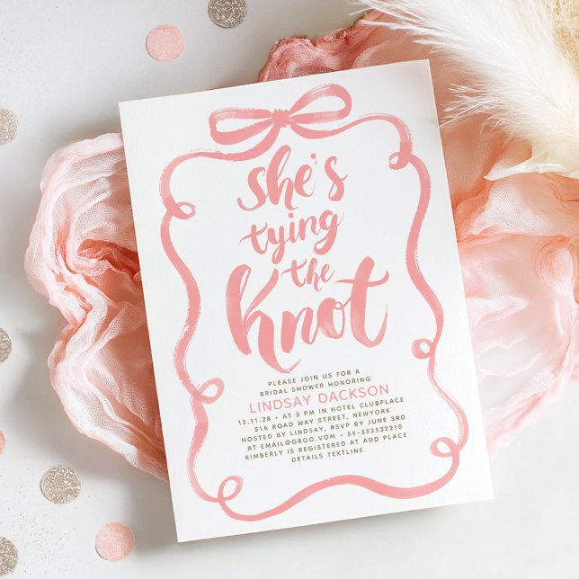 Convites Chuva de Arroz com Laço Rosa - Ela Está se Casando (Pink Bow She's Tying The Knot Whimsical Playful Fun Bridal Shower Invitation)