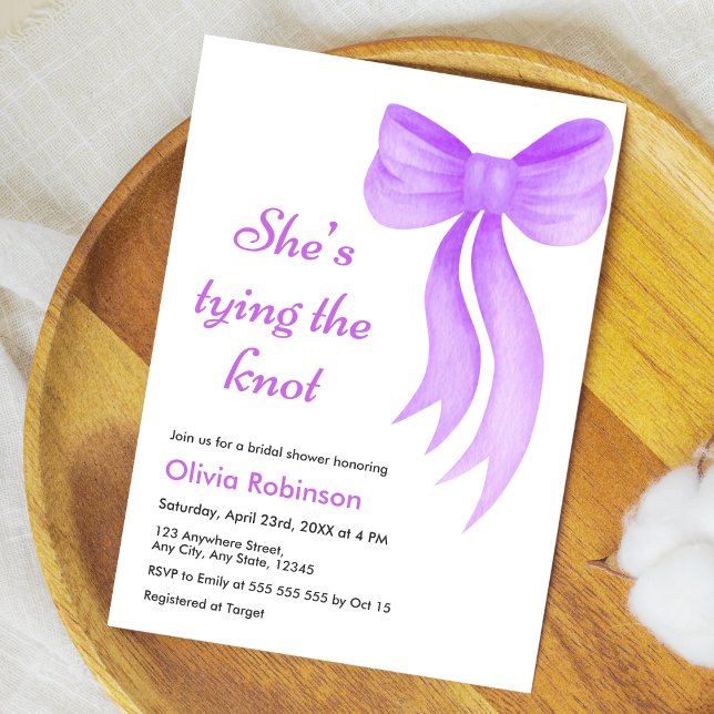 Convites Chuva de Arroz com Laço Roxo Ela Está Dando o Nó T (Purple Bow She's Tying the Knot Bridal Shower Invitation )