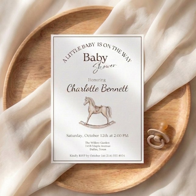 Convites Chuva de Bebê Cavalo de Balanço Neutro  (Minimalist baby shower invitation with rocking horse on wooden tray background)