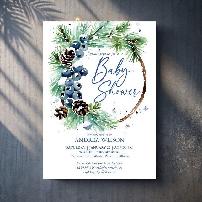 Convites Chuva de bebê de inverno coroa de pinheiros nevado (Winter baby shower snowy pines wreath dusty blue berries invitation cards template)