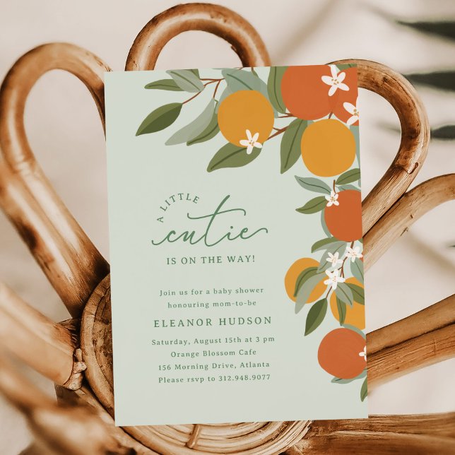 Convites Chuva de Bebê Laranja Citrino Pequeno Doce ("A little cutie" baby shower invitation with orange tree, blossoms, and green background.)
