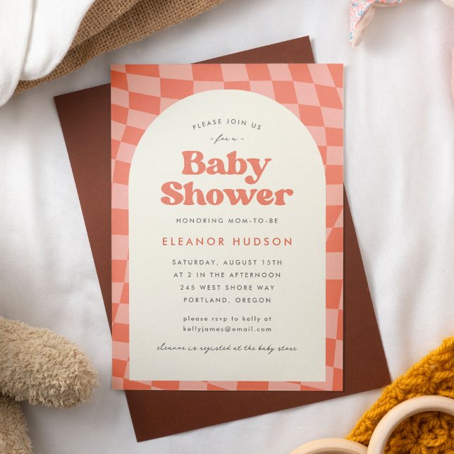 Convites Chuva de Bebê Laranja Retro Groovy dos Anos 70 Xad (Groovy, retro, 70s baby shower invitation with orange checkerboard pattern)