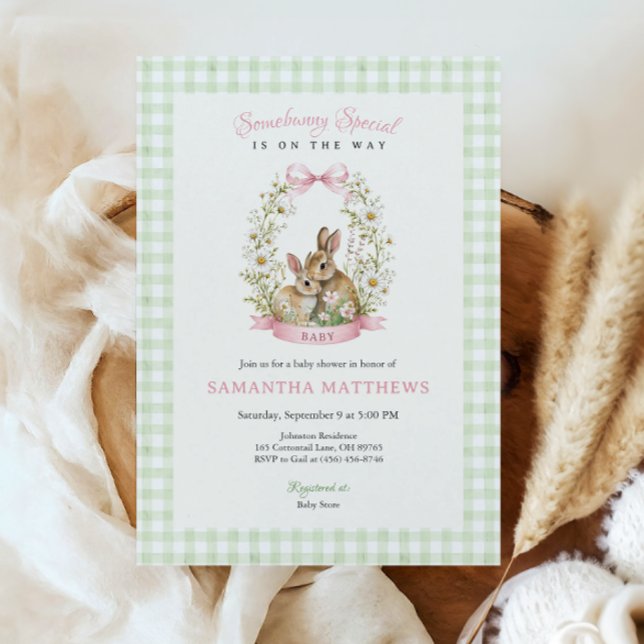 Convites Chuva de Bebê Menina em Xadrez Verde Coelhinho Vin (Vintage Bunny Green Gingham Baby Shower Invitation)