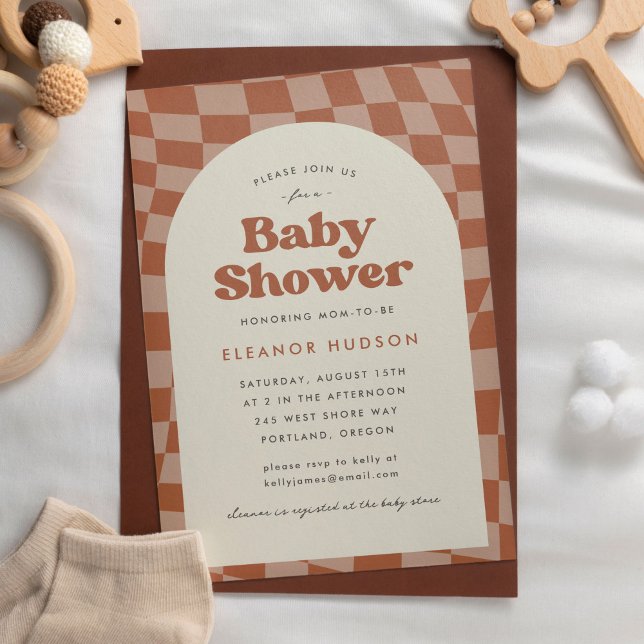 Convites Chuva de Bebê Neutra Groovy Retrô dos Anos 70 Xadr (Baby shower invitation with retro, groovy, 70s theme. Features a checkerboard pattern in brown)