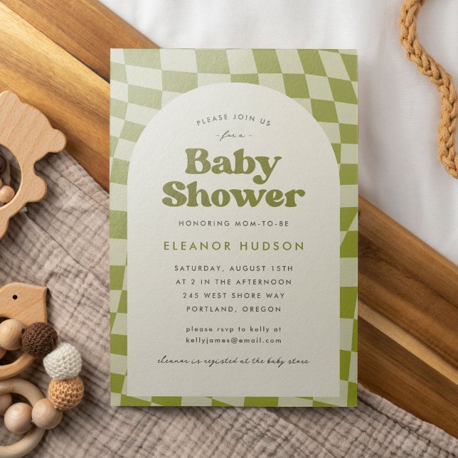Convites Chuva de Bebê Verde Retro Groovy dos Anos 70 Xadre (Baby shower invitation with a retro, groovy, 70s theme. Features a green checkerboard pattern.)