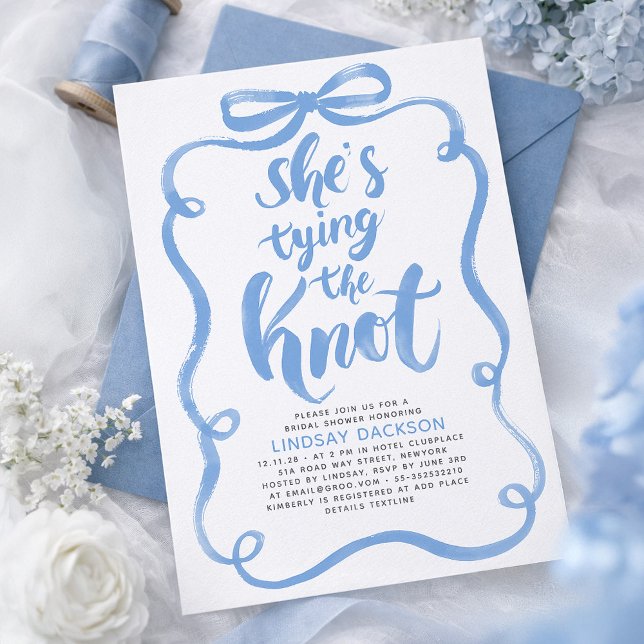 Convites Chuva de Noiva Arco Azul Desbotado Ela Está Se Cas (Dusty Blue Bow Whimsical Bridal Shower Invitation She's Tying The Knot)
