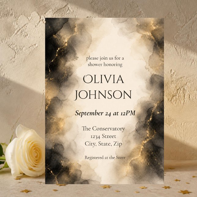 Convites Chuva de Noiva Moderna Preta e Dourada Elegante (Chic black and gold bridal shower invitation with elegant abstract watercolor and champagne accents.)