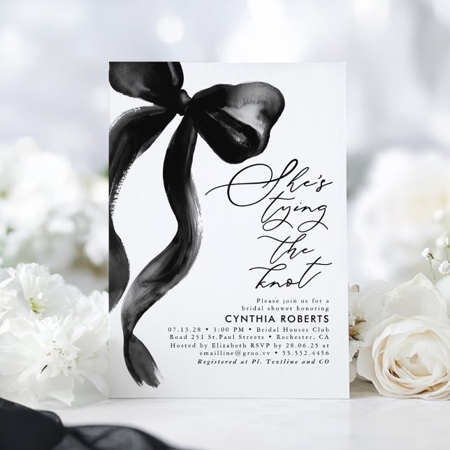 Convites Chuva de Presentes com Laço Preto 'Ela Está Fazend (Black Ribbon Bow Bridal Shower Invitation)