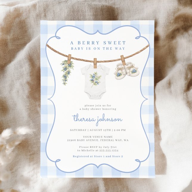 Convites Chuveiro de Bebê Roupa de Criança Xadrez Azul Doce (Berry sweet Blue Gingham Clothesline Baby Shower Invitation)