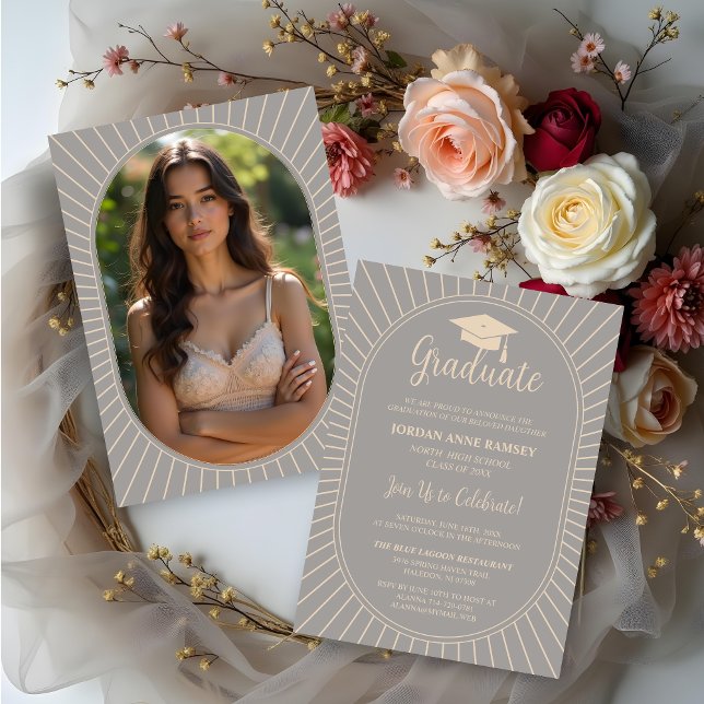 Convites Cinza Imagem do Boné Oval Vintage Oval (Grey Elegantly Vintage Oval-Shape Graduate Cap Invitations Cards with Back Photo.)