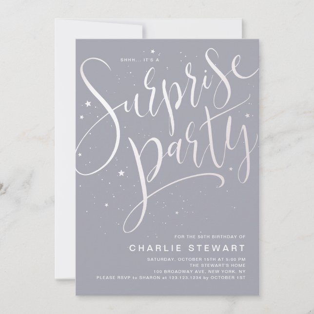 Convites Cinza Moderna Script Surprise Birthday White Party (Frente)