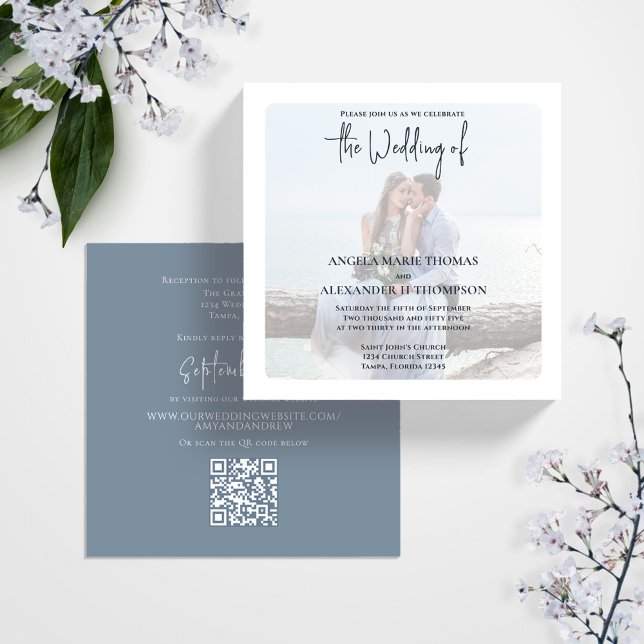 Convites Cinza online RSVP Elegante de foto de código QR si (Elegant photo Dusty blue wedding invitation with a scannable QR code.)