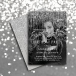 Convites Cinza Silver Glitter Fringe Foto Sweet 16<br><div class="desc">Este convite de aniversário glamouroso e luxuoso dos Dezesseis é o design perfeito para o evento especial de sua jovem adolescente. Ele apresenta uma cortina de borda cintilante prateada com falso brilho na parte superior de uma simples cinza de luz. Esta design também retrata uma fotografia do convidado de honra...</div>