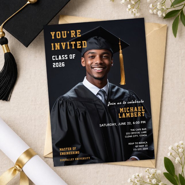 Convites Class of 2026 Photo Graduation Invite (Modern graduation invitation with photo clean black and gold Class of 2026 design)