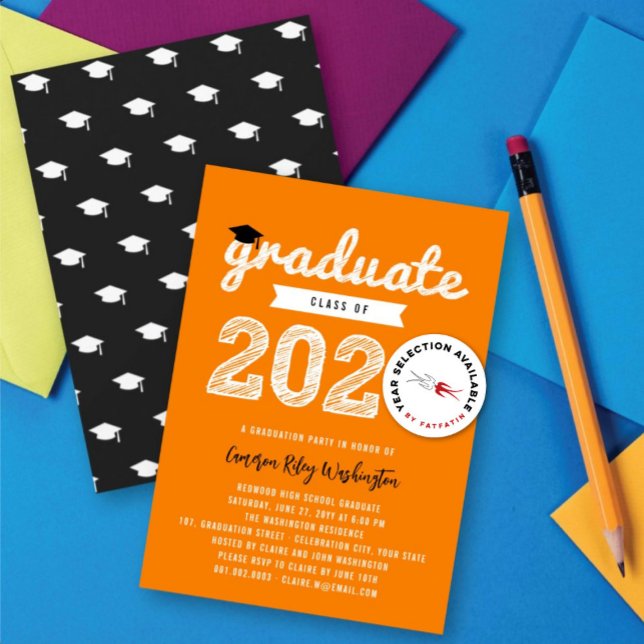 Convites Classe De Boné De Formando De Esquema Branco Do Pa (2025 White Graduate Sketch On Orange (color is customizable) Graduation Party Invitation @ fatfatin)