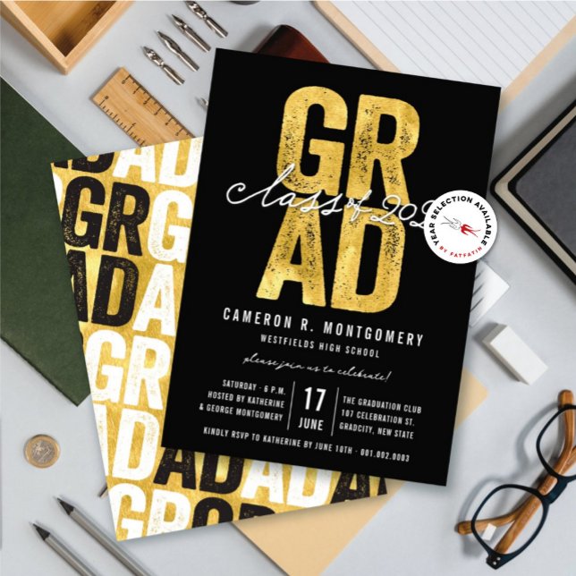 Convites Classe de FORMANDO Dourada de Festa de formatura N (Gold & Black Bold GRAD Class of 2025 Stylish Graduation Party Invitation @ zazzle.com/color_therapy)
