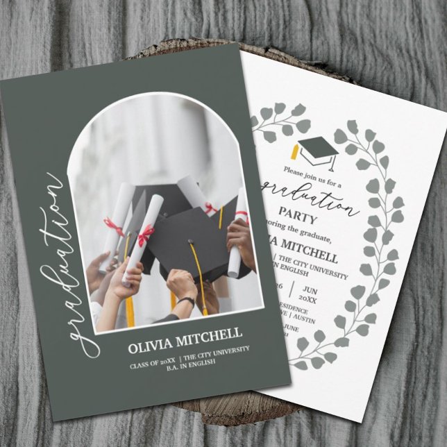 Convites Classe Verde Escura de Graduação de Foto em Arch 2 (Celebrate with these modern sage green graduation invitations celebrating the class of 2024 #chic)