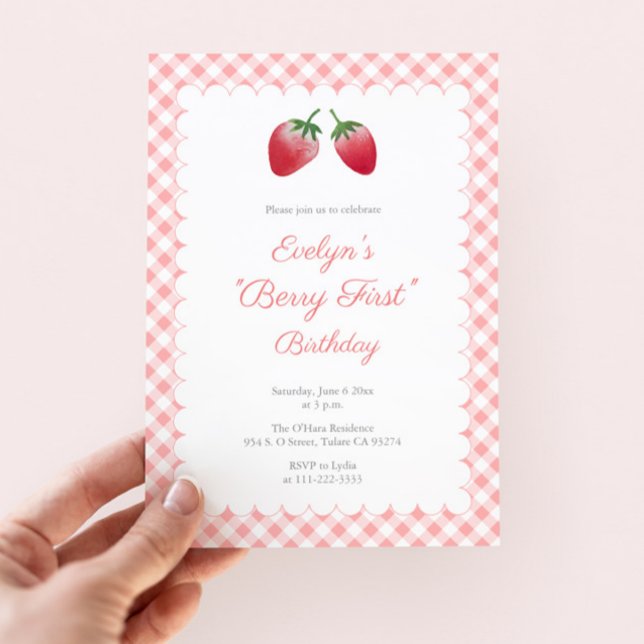 Convites Clássico Berry First primeiro aniversario Strawber (Classic Berry First Birthday Party Invitation With Scallop Effect Border And Pink Buffalo Check)