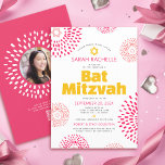 Convites Código QR - Bat Rosa Mitzvah Foto Starburst Bold P<br><div class="desc">Tenha orgulho, alegria e mostre este marco do seu Bat Mitzvah favorito com este convite de código QR personalizado, divertido, de moda e alegre! Estrelas de flores de coral e rosa-quente retroradas e pop com estrelas de flores de coral com estrelas de David, juntamente com cinzas amarelas, rosa-quente e escuras...</div>