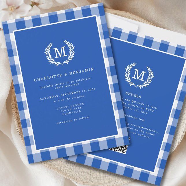Convites Código QR de repouso do monograma de Gingham azul (Blue Gingham Monogram Crest QR Code Invitation for Details and RSVP. )