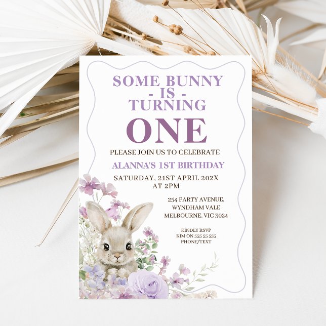 Convites Coelhinho da Onda de Flores Silvestres Roxas Anive (Some bunny is turning one first birthday invitation with fury bunny and purple wildflowers.  Easter )