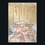 Convites Colírio Metálico Dourado Glam Foto Sweet 16<br><div class="desc">Este convite de aniversário giro e glamouroso e fofo, 16, é perfeito para uma na moda e moça mocinha. Ele apresenta pingos de ouro cintilante imprimidos em cima de um gradiente metálico de cor violada em ouro sobre uma foto do convidado de honra. A tipografia é uma elegante escrita cursiva...</div>