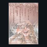 Convites Colírio metálico Dourado rosa Foto Sweet 16<br><div class="desc">Este convite de aniversário giro e glamouroso e fofo, 16, é perfeito para uma na moda e moça mocinha. Ele contém pingos de ouro brilhante e rosa cintilante impressos em cima de um gradiente metálico em branco com rosa dourado sobre uma foto do convidado de honra. A tipografia é uma...</div>