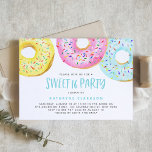 Convites Colorida Pastel Sprinkle Rosquinha Sweet 16 Party<br><div class="desc">Convide a família e os amigos com este doce e personalizável convite de festas de dezesseis. Apresenta rosquinhas cor-de-água rosa, azuis e amarelas com espirais coloridas. Personalize este convite de chá de fraldas de rosquinha adicionando um nome, data, hora, local e outros detalhes. Este convite de festas de 16 rosquinhas...</div>