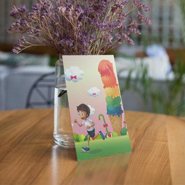 Convites Cone de Sorvete Fantasia com o Feliz Garoto Corren (Criador carregado)