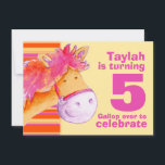 Convites Convidado de aniversário de 5 do Kids pony trekkin<br><div class="desc">Um convite para a festa de cavalaria branca/pônei. Perfeito para convidar os cavaleiros favoritos da sua filha para o campo para uma caminhada de pônei de aniversário. Personalize com seus próprios detalhes de festa de aniversário e idade infantil. Desenvolvido e ilustrado exclusivamente por Sarah Trett www.sarahtrett.com para www.mylittleeden.com</div>