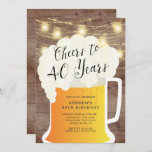 Convites Convidado para 40 anos de aniversário<br><div class="desc">Anima-se com o convite de 40 anos de aniversário com uma caneca de cerveja em um fundo de madeira rústica com luzes de jarro de pedras suspensas</div>