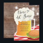 Convites Convidado para 40 anos de aniversário<br><div class="desc">Anima-se com o convite de churrasco de 40 anos com uma caneca de cerveja e hambúrguer em um fundo de madeira rústica com luzes de jarro de mason penduradas</div>