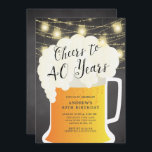 Convites Convidado para 40 anos de aniversário<br><div class="desc">Anima-se com o convite de 40 anos de aniversário com uma caneca de cerveja colocada num fundo popular de quadro negro com luzes de jarro penduradas</div>