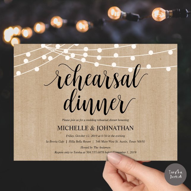 Convites Convidados para Janto de ensaios de luzes de corda (Rustic String Lights Rehearsal Dinner Invites Card, PDF, Brown Wood Background)