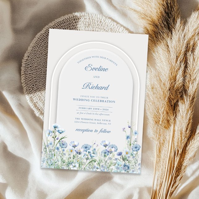 Convites Cor aquática poeirenta flores azuis silvestres poe (Chic watercolor dusty blue wild flowers boho arch invitation)