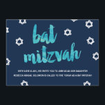 Convites Cor de Água Azul| Bat Mitzvah Único<br><div class="desc">Este convite exclusivo e bonito do bat mitzvah apresenta cor azul-d'água,  caligrafia com script escovado e estrelas pintadas brancas de David. A parte de trás do convite inclui espaço para os detalhes de bat mitzvah,  assim como para os detalhes da celebração noturna.</div>