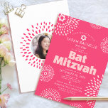 Convites Coral Rosa Bat Mitzvah Foto Negrito Starburst Groo<br><div class="desc">Tenha orgulho, alegria e mostre este marco do seu Bat Mitzvah favorito com este convite personalizado, divertido e divertido! Estrelas de flores cor-de-rosa brancas e esbranquiçadas com Estrelas de David, assim como uma ousada tipografia serifônica roxa e roxa-branca, sobrepõem um fundo rosa-coral brilhante. Na parte de trás, a foto da...</div>