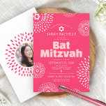 Convites Coral Rosa Bat Mitzvah Foto Starburst Bold Groovy<br><div class="desc">Tenha orgulho, alegria e mostre este marco do seu Bat Mitzvah favorito com este convite personalizado, divertido e divertido! Estrelas de flores cor-de-rosa brancas e esbranquiçadas com Estrelas de David, assim como uma ousada tipografia serifônica roxa e roxa-branca, sobrepõem um fundo rosa-coral brilhante. Na parte de trás, a foto da...</div>