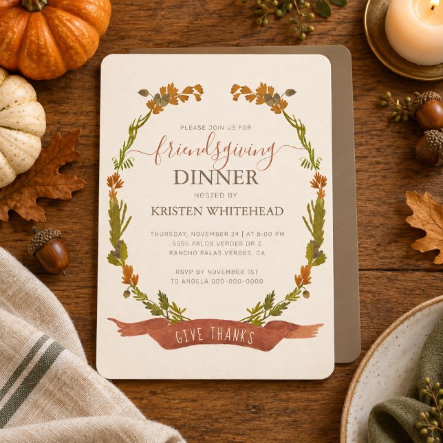 Convites Coroa Botânica de Outono de Ação de Graças Friends (Gather your friends for a cozy celebration with this charming botanical Friendsgiving invitation.)