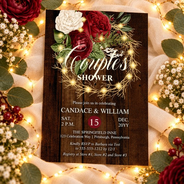 Convites Coroa de Casal Iluminada Rústica Florestal (Rustic Burgundy Floral and Faux Lighted Grapevine Wreath on Rustic Wood Couple's Shower Invitation)