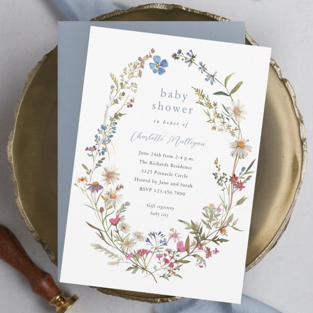 Convites Coroa Floral de Flores Silvestres Chuveiro de Bebê (Elegant dusty blue wildflower baby shower invitations.)