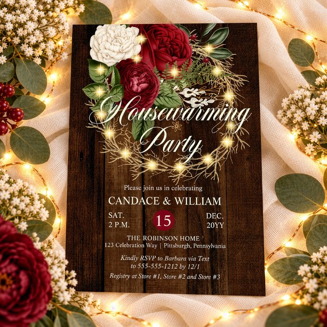 Convites Coroa Rústica Florestal Iluminada para Festa de Ca (Rustic Burgundy Floral and Faux Lighted Grapevine Wreath on Rustic Wood Housewarming Party Invite)