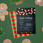 Convites Cranberry e pipoca Russo Chalkboard Natal<br><div class="desc">Recapture aquela sensação rústica de Natal em casa com estes convites da Cookie Exchange com cordas de amoras e pipocas com um padrão de gingham vermelho e verde nas costas. Cada campo é perfeitamente personalizável para dizer exatamente o que você quer!</div>