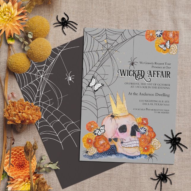 Convites Crânio Gótico Borboletas Floral Halloween (Cottagecore Gothic Victorian inspired Halloween party invitation skull with faux gold crown, spiders)